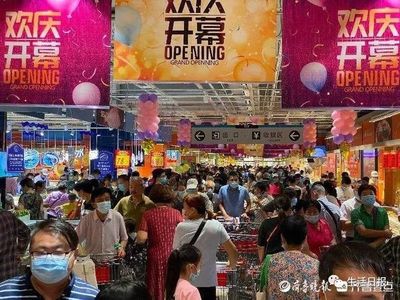 濟南迎來第8家大潤發(fā)，搶購現(xiàn)場堪比廟會 市民為搶特價肉拼命騎車沖向生鮮區(qū)